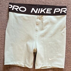 Nike Pro Girls Shorts XL